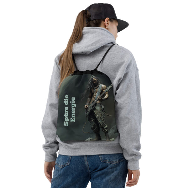 Kordelzug Tasche "Energie" ein eine Frau trägt es am Rücken