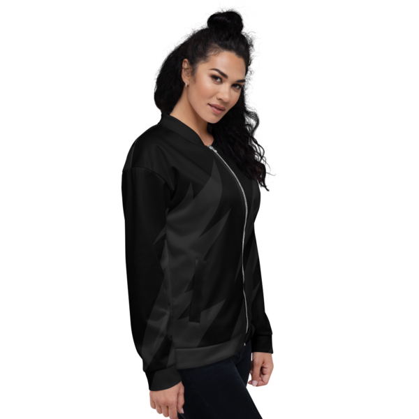 Unisex Bomberjacke “Metaloutfits Logo” von vorne an einer Frau