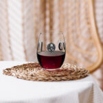 Weinglas ohne Stiel "Metal Queen" mit Rotwein drinnen