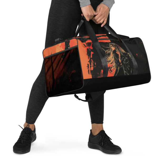 eine grosse Tasche mit Zips mit einem Rockstar aufgedruckt und grossem Trageriemen.