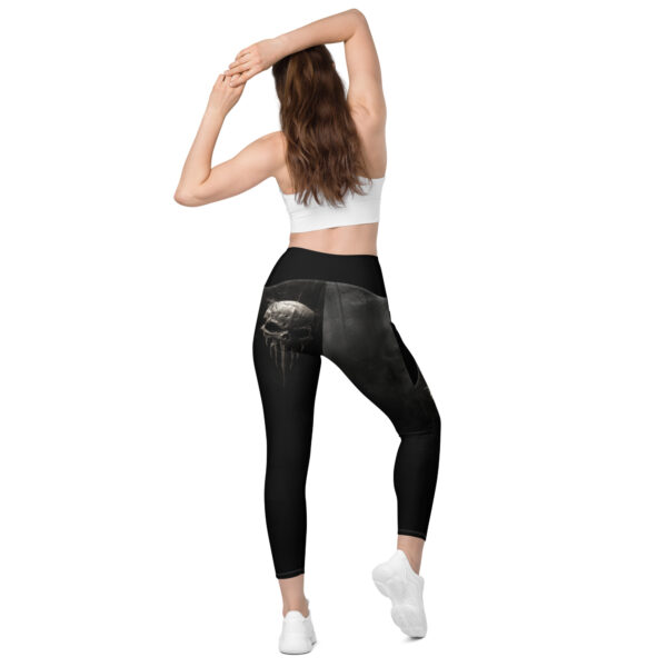 V-Bund-Leggings mit Taschen “Schädel” von hinten mit einer Frau