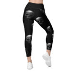 V-Bund-Leggings mit Taschen "Metalskull" von hinten mit einer Frau