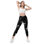 V-Bund-Leggings mit Taschen "Metalskull" von vorne mit einer Frau