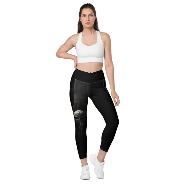 V-Bund-Leggings mit Taschen “Schädel” von vorne mit einer Frau die Sport treibt