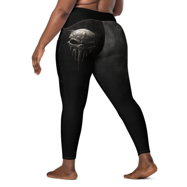 V-Bund-Leggings mit Taschen “Schädel” von hinten mit einer Frau
