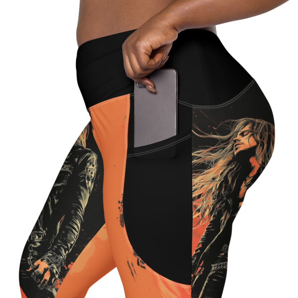 V-Bund-Leggings mit Taschen "Rocker" durchgehend Bedruckt. Nahe bei der Tasche, mit handy darin
