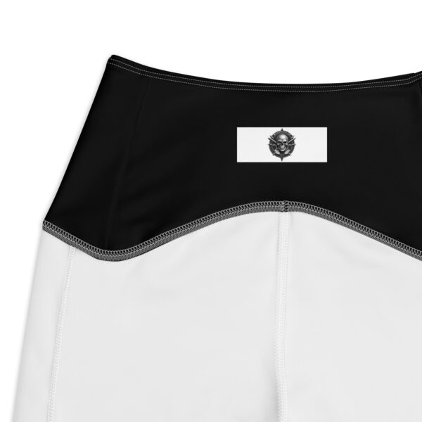 V-Bund-Leggings mit Taschen “Schädel” Nah, mit Metaloutfits Logo