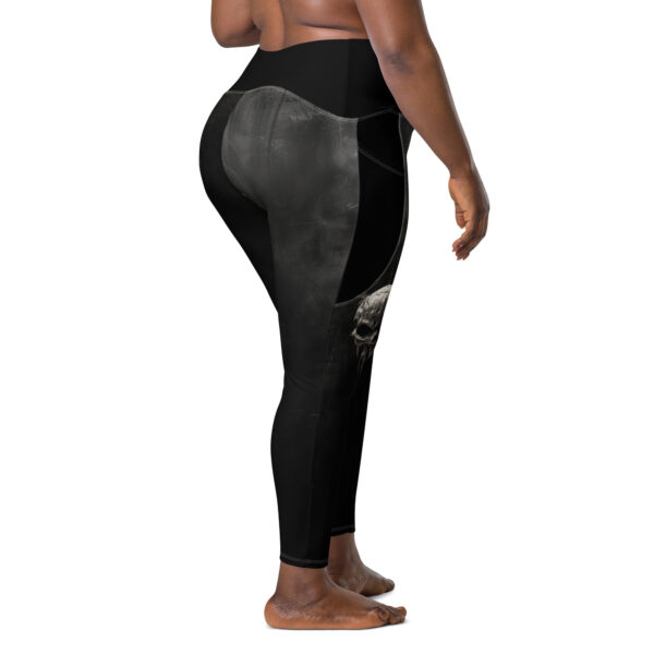 V-Bund-Leggings mit Taschen “Schädel” von rechts mit einer Frau