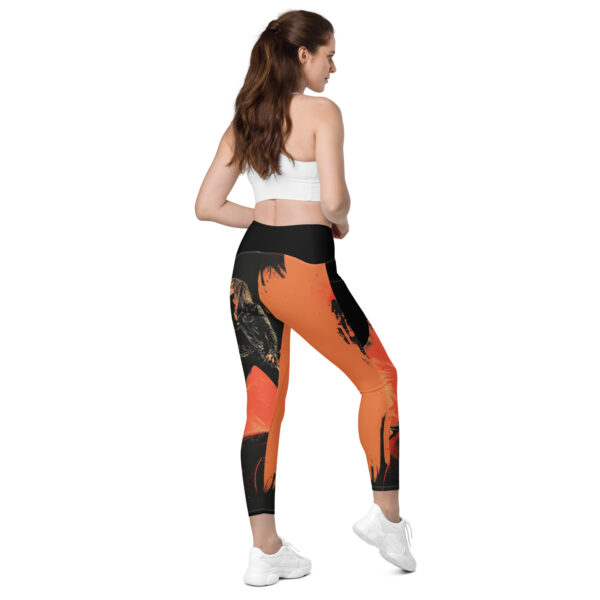 V-Bund-Leggings mit Taschen "Rocker" durchgehend Bedruckt. Frau von hinten