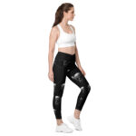 V-Bund-Leggings mit Taschen "Metalskull" von rechts mit einer Frau