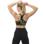 Recycelter Longline-Sport-BH "Militär" von hinten mit einer Frau