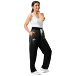 Unisex Joggingshose mit weiten Beinen "Schädel" von vorne mit einem Frau