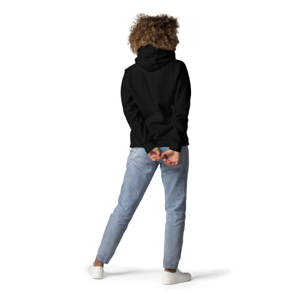 Ein schwarzer Hoodie von vorne mit Kaputze, bedruckt für Männer wie für Frauen