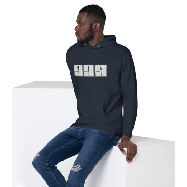 Ein blauer Hoodie von vorne mit Kaputze, bedruckt für Männer wie für Frauen