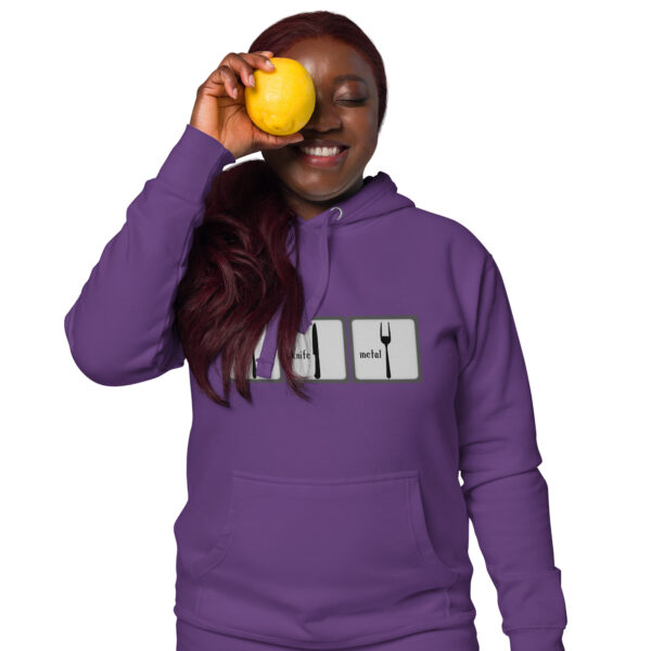 Ein violetter Unisex-Kaputzenpullover von vorne mit Kaputze, bedruckt für Männer wie für Frauen