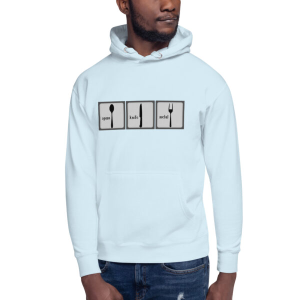 Ein himmelblauer Unisex-Kaputzenpullover von vorne mit Kaputze, bedruckt für Männer wie für Frauen