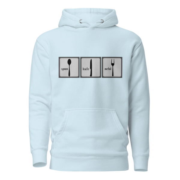 Ein himmelblauer Hoodie von vorne mit Kaputze, bedruckt