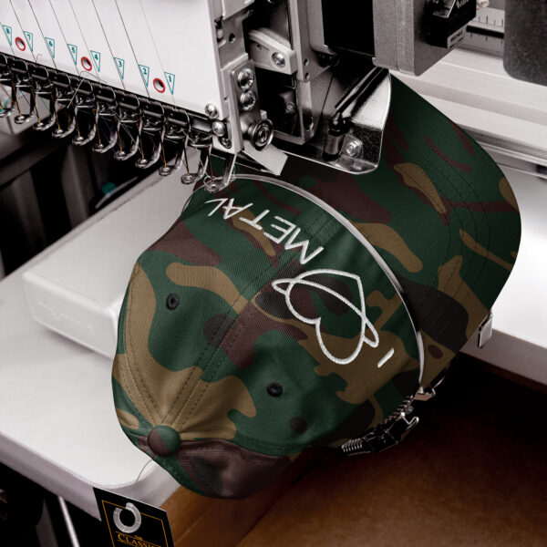 Dein neuer Style-Begleiter: Die Dad Cap in grün-camouflage ist das perfekte Accessoire für jeden Anlass.